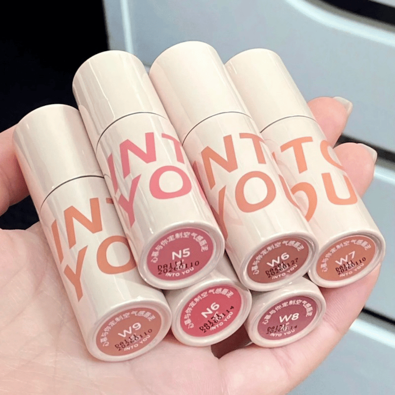 Into You Customize Air Lip có bảng màu gồm 20 sắc thái mới tuyệt đẹp dễ dàng tạo ra nhiều kiểu trang điểm khác nhau.